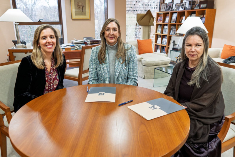 Tres mujeres conversan en mesa