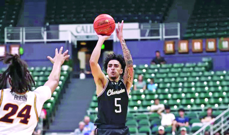 Jugador encestando en partido de baloncesto