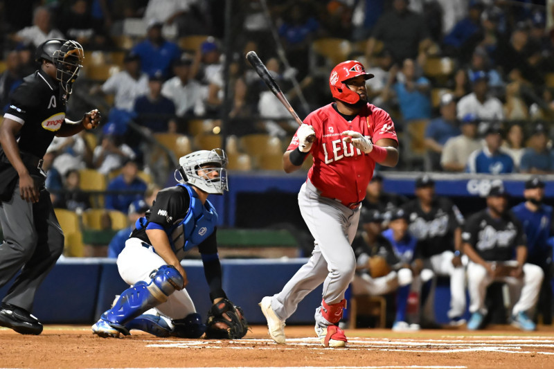 Beisbolista rojo bateando en partido