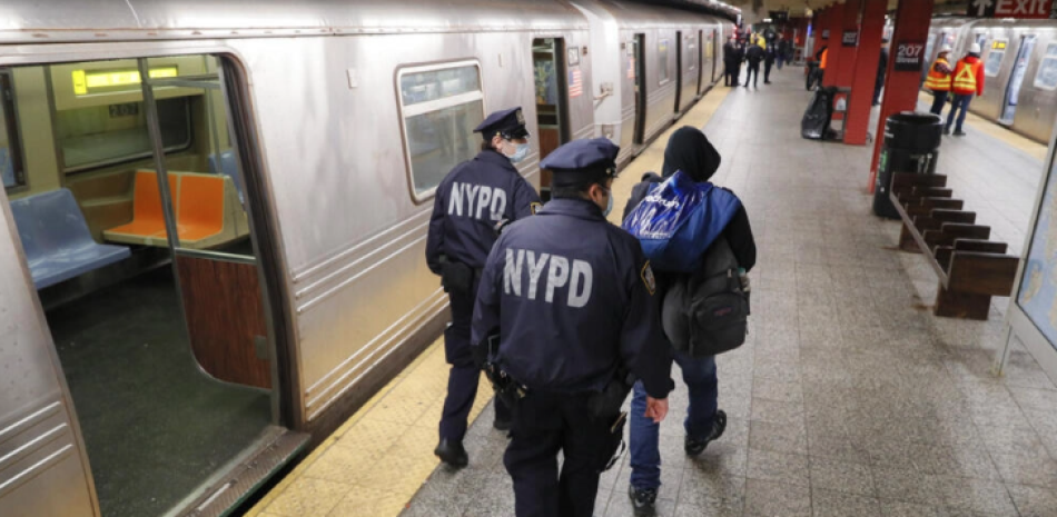 Policías patrullan estación del Metro