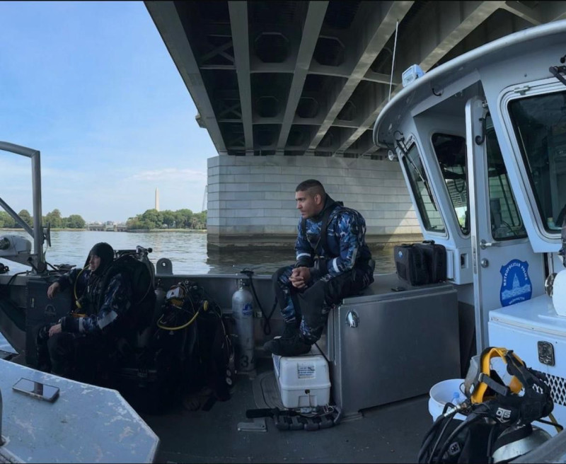 Dos buzos en barco pesquero