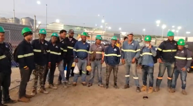 Trabajadores construcción con cascos protectores