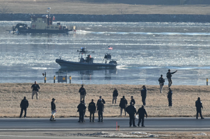 Policías junto al río Yaque