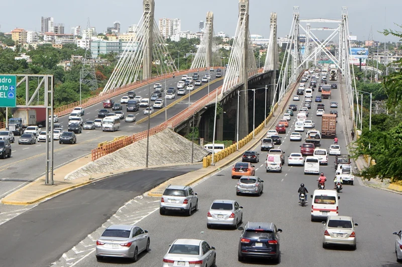 Vehículos cruzando puente elevado