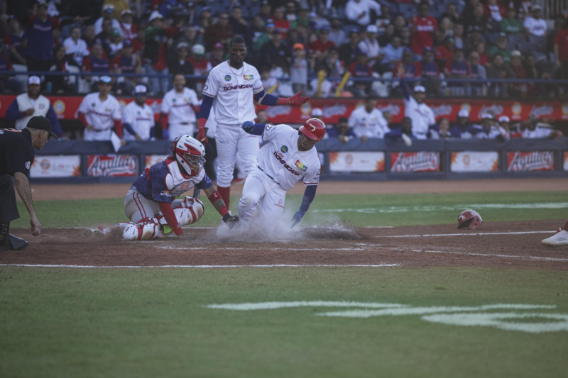 Jugador se desliza hacia el home