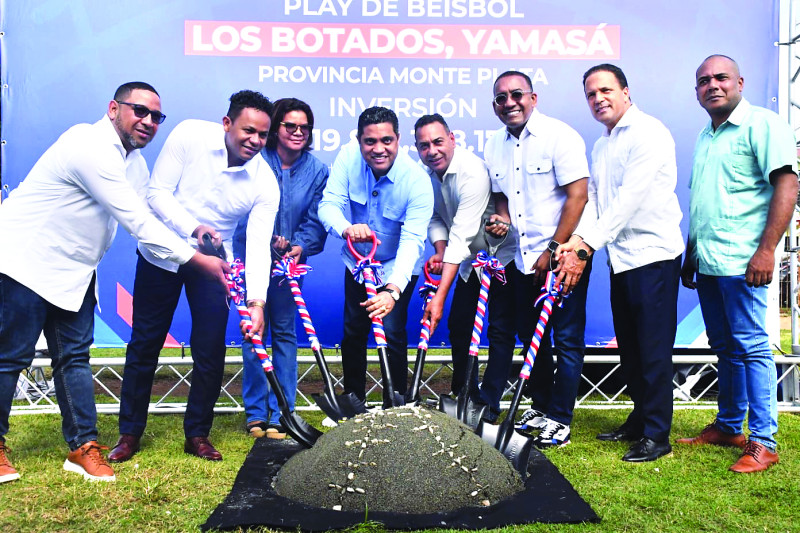 Hombres inauguran campo de béisbol