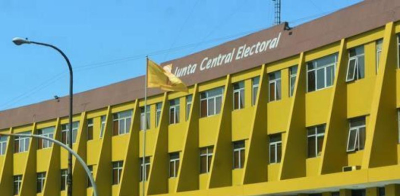 Edificio amarillo con bandera dominicana