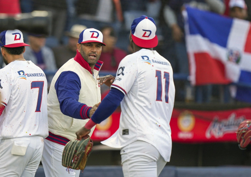 Jugadores béisbol se saludan tras juego