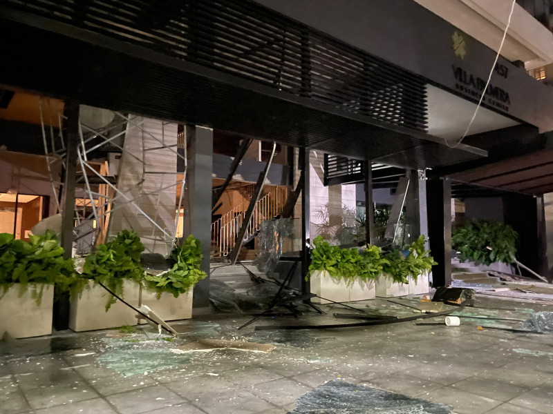 Edificio dañado con ventanas rotas