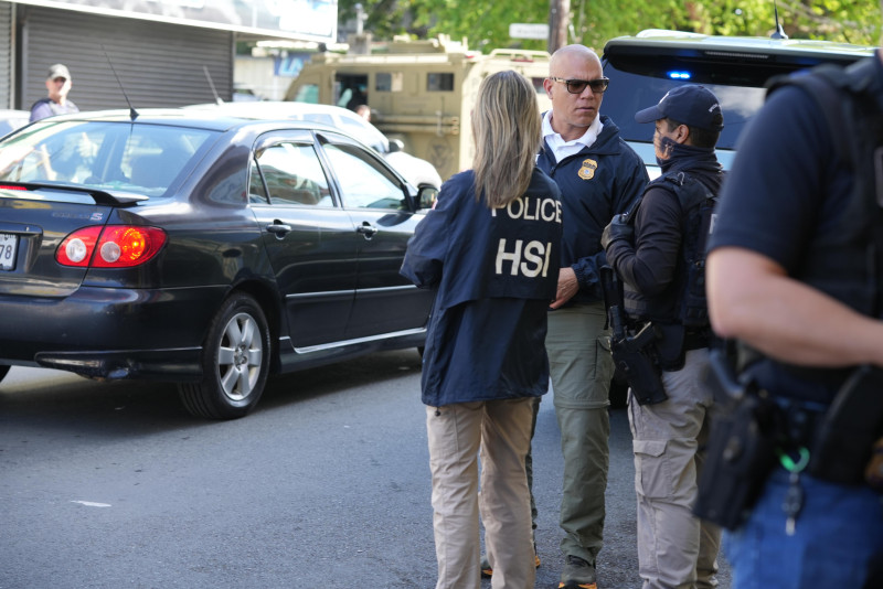 Agentes de HSI en operativo urbano