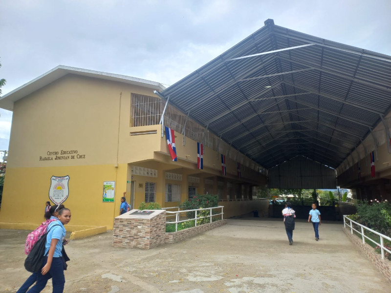 Niños entrando a escuela pública dominicana