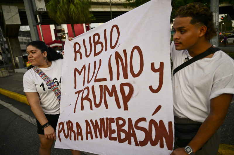 Manifestantes con pancarta de protesta