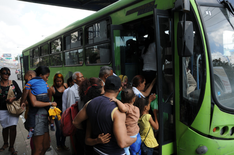 Pasajeros subiendo a autobús