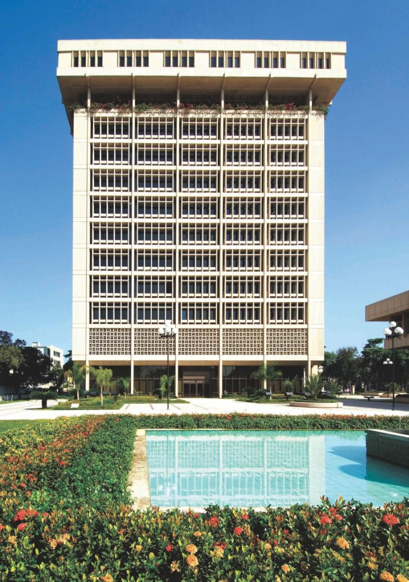 Edificio alto con piscina en azotea