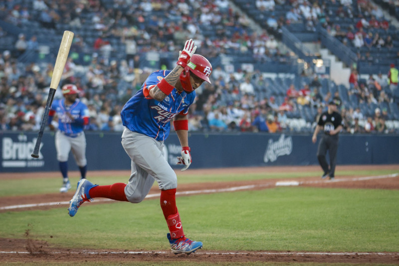 Jugador corriendo hacia la base