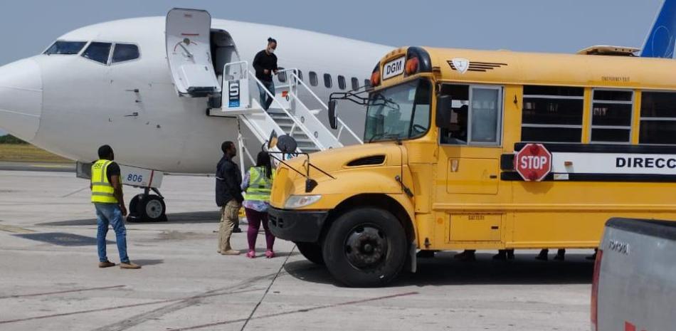 Autobús escolar junto a avión