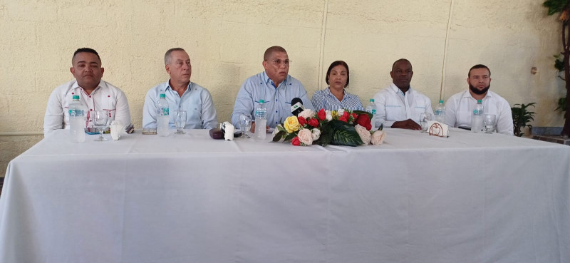 Grupo de personas reunidas en mesa