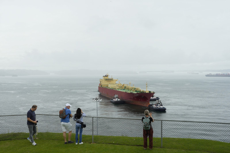 Buque gasero en alta mar