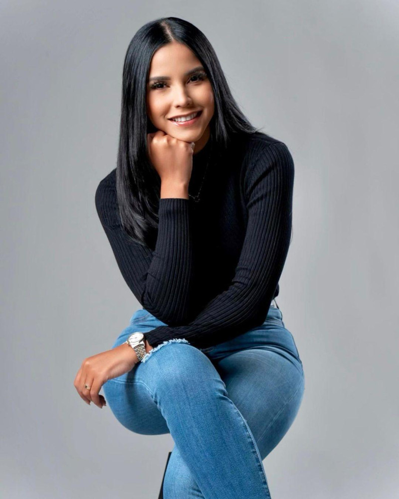 Mujer de cabello negro posando