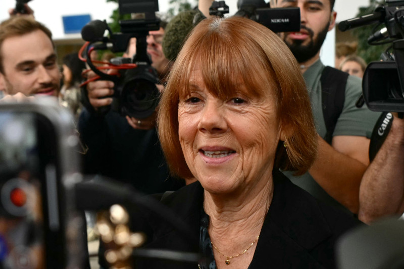 Mujer durante conferencia de prensa