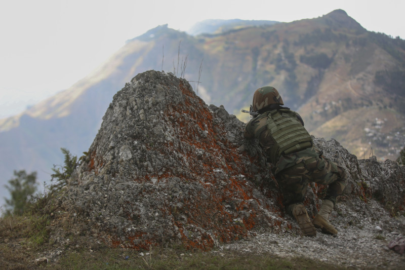 Soldado en camuflaje apuntando rifle