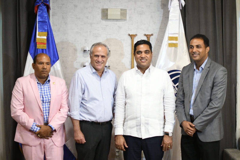 Cuatro hombres con camisas formales posando