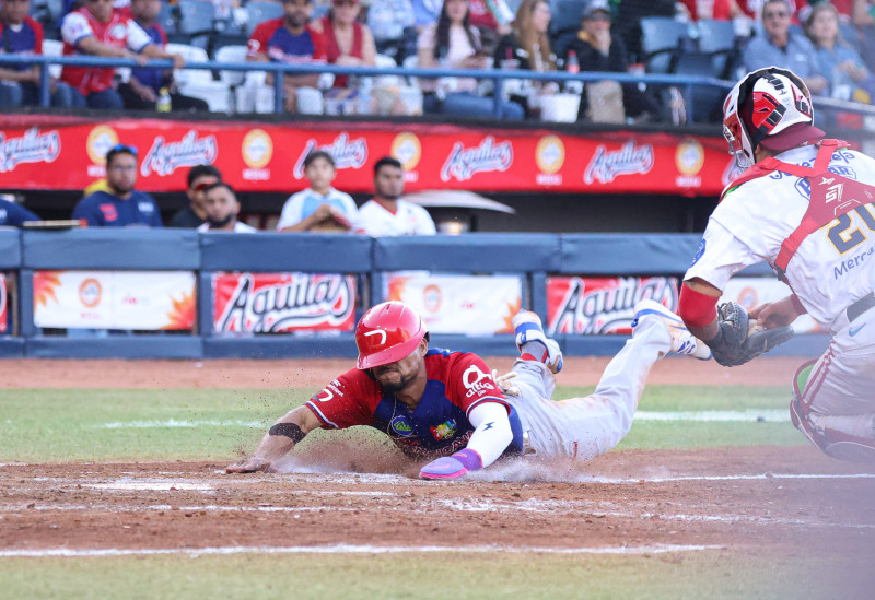 Partido de béisbol en acción