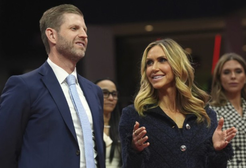 Eric y Lara Trump conversan en la investidura oficial de Donald Trump.AP