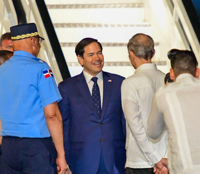 Hombre vestido con traje azul