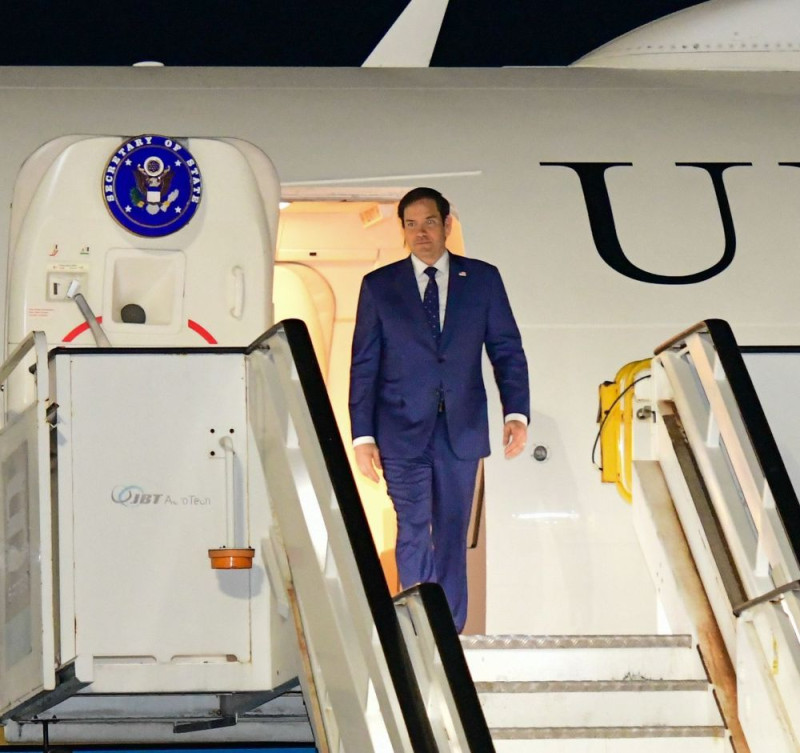 Hombre de traje baja del avión