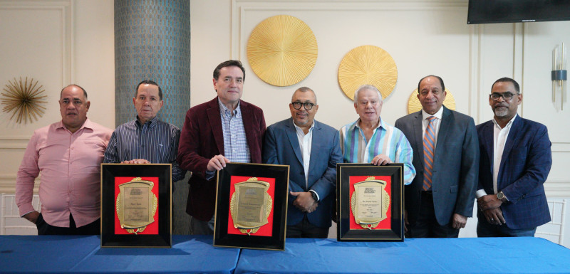 Hombres celebran con premios Sovereign