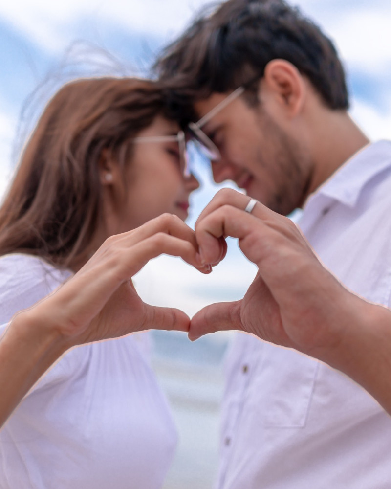 Manos forman corazón de amor