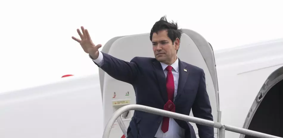 Hombre saluda desde un avión presidencial