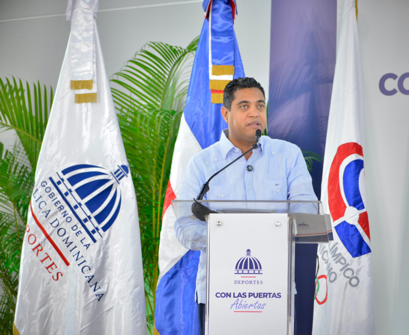 Hombre da discurso en podio