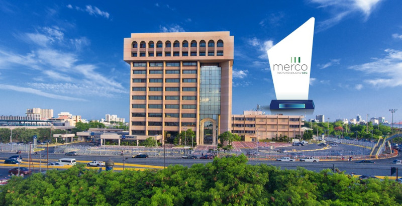 Premio Merco frente a edificio