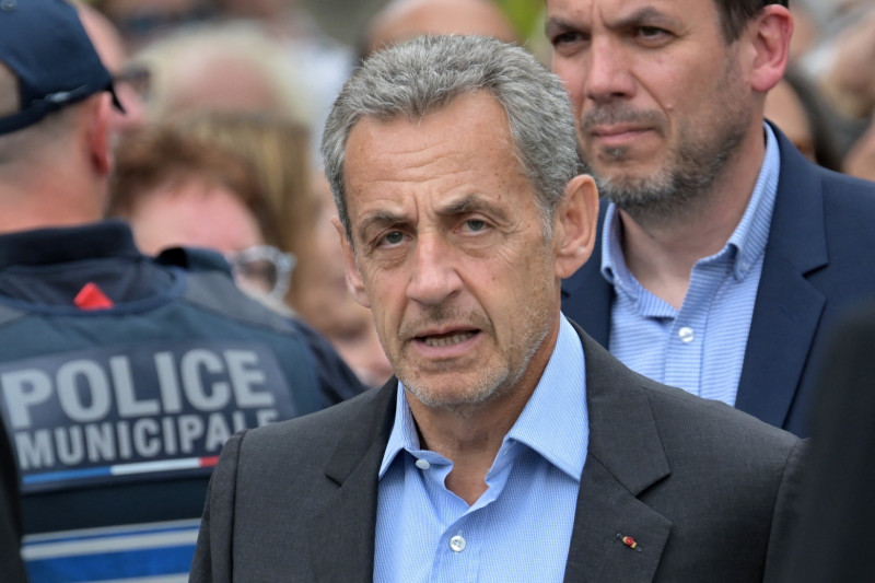 Sarkozy rodeado de policías municipales franceses