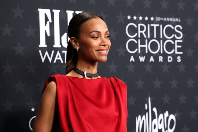 Zoe Saldana en vestido rojo elegante