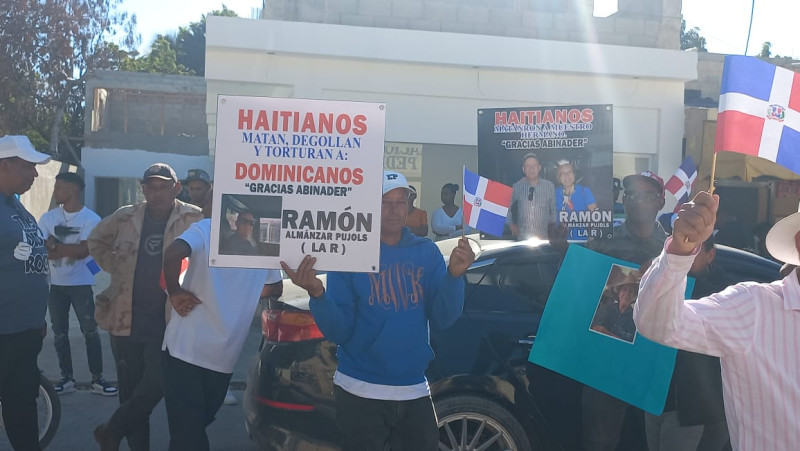 Manifestantes dominicanos con pancartas