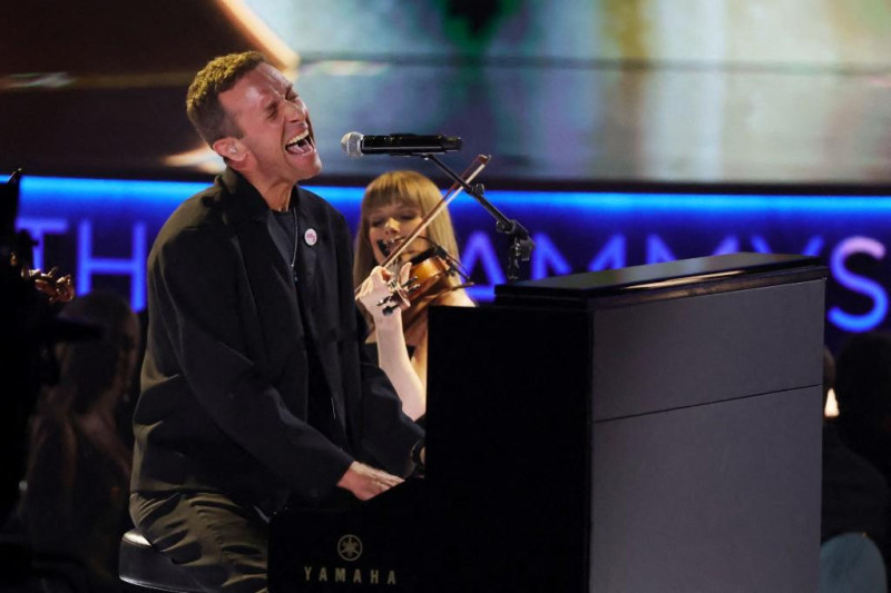 Hombre tocando el piano en concierto