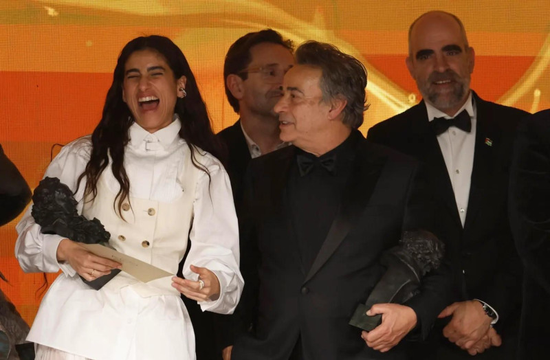 Mujer con vestido blanco y cabello suelto