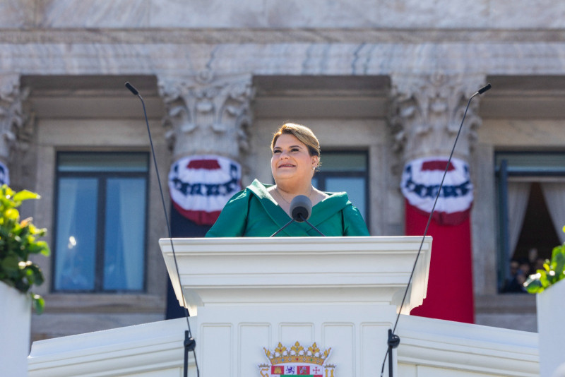 Mujer en podio dando discurso