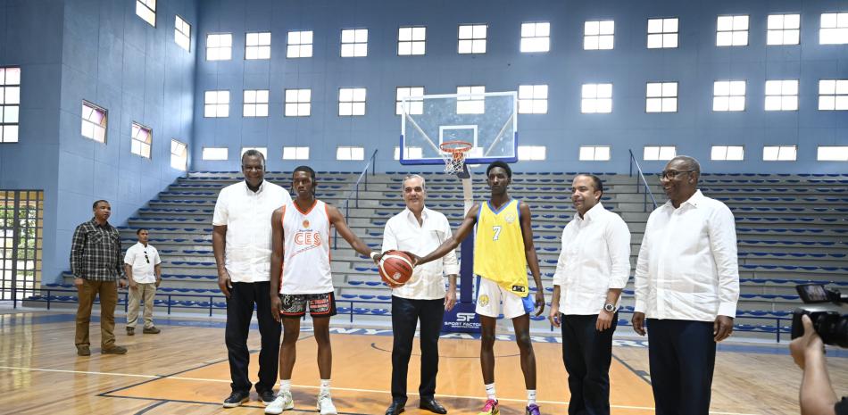 Jugadores en cancha de baloncesto