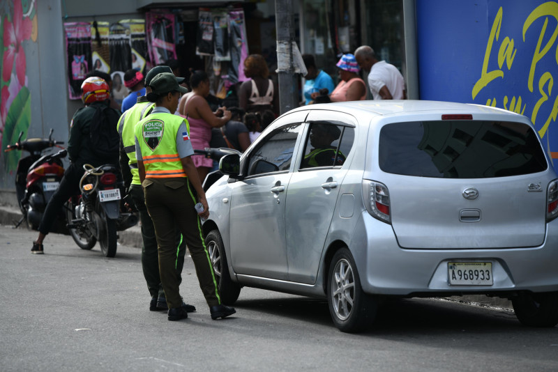 Auto estacionado en calle residencial