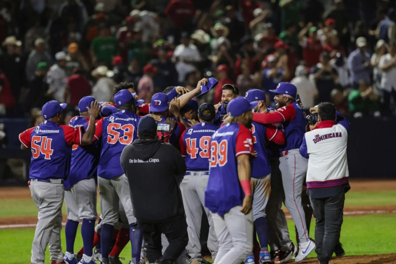 Equipo celebra victoria de béisbol