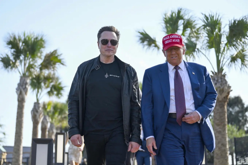 Musk y Trump caminando juntos