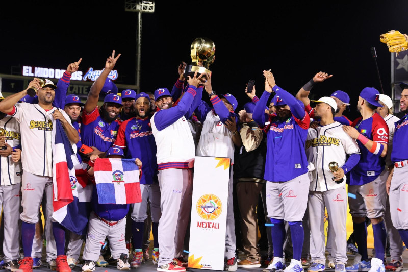 Equipo dominicano celebra victoria beisbol