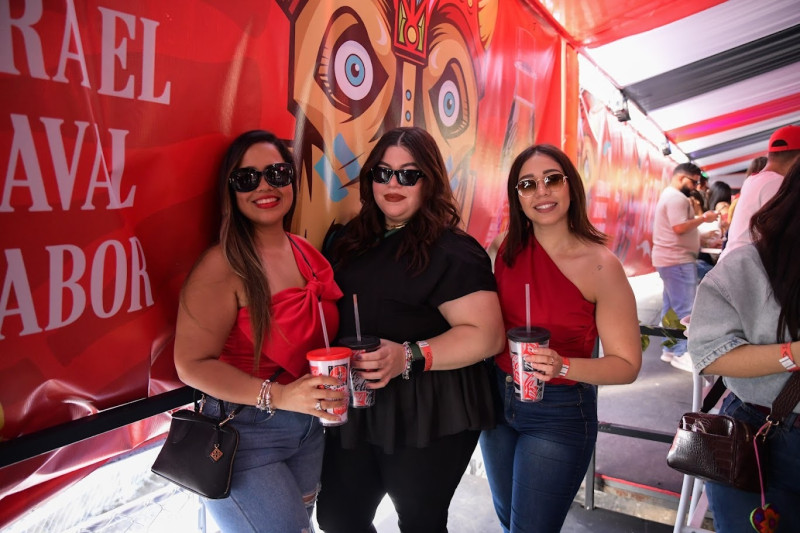 Tres mujeres sonrientes posando juntas