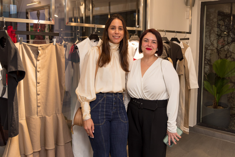 Dos mujeres posando en tienda minorista