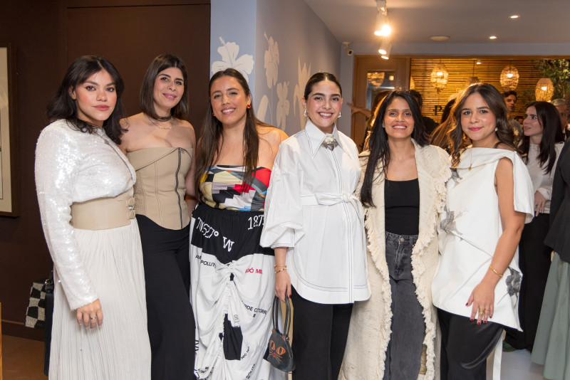 Mujeres sonriendo en grupo