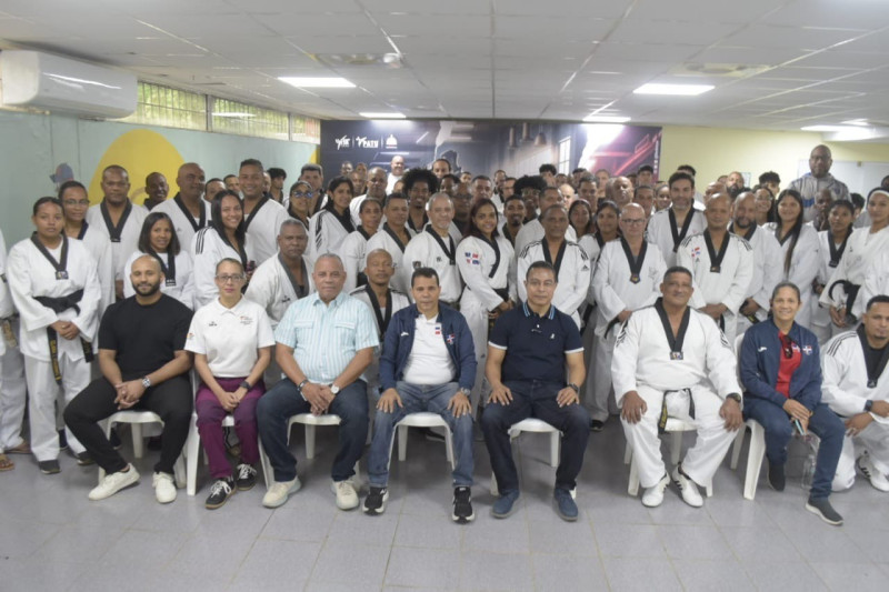 Grupo de personas en uniforme karate